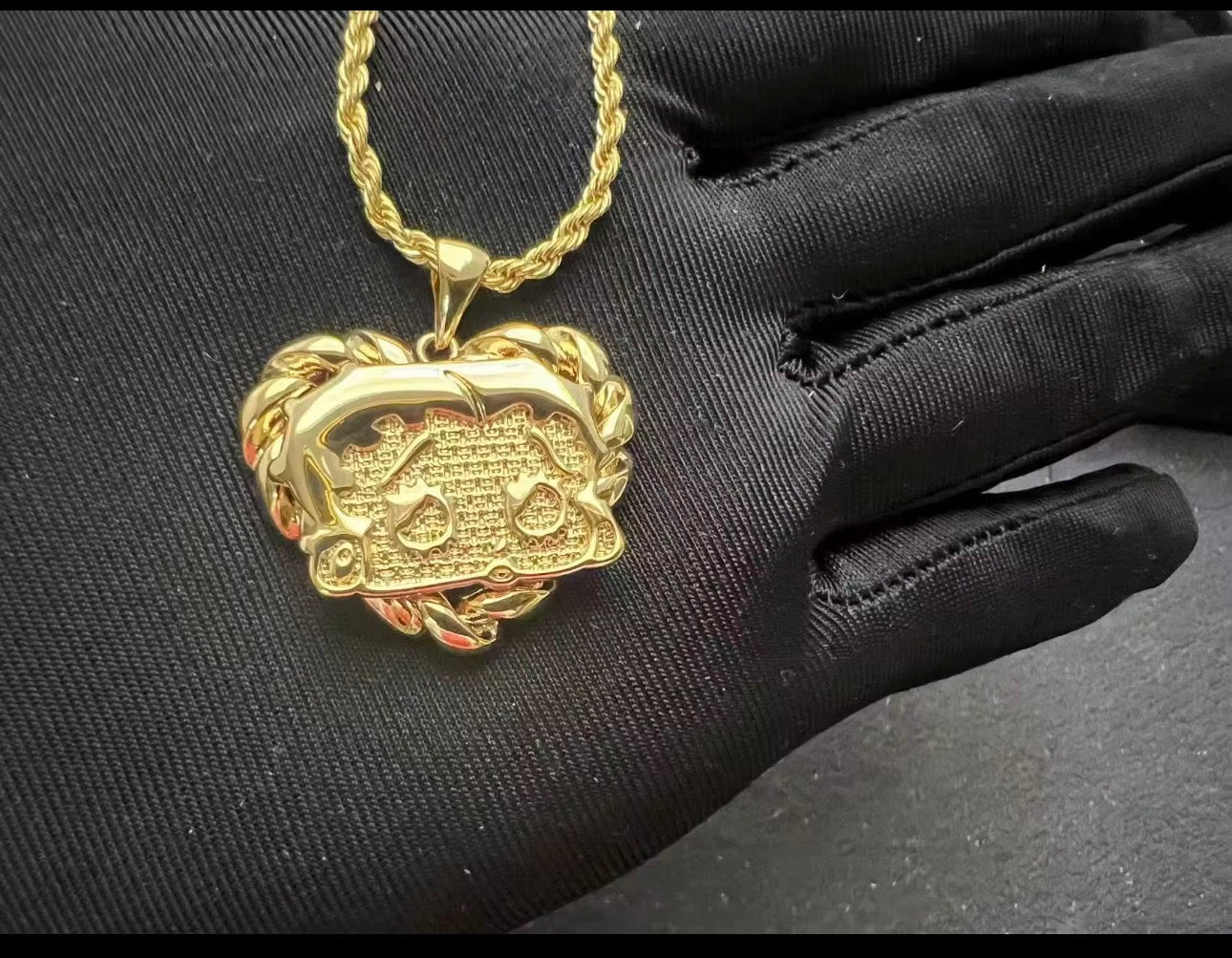 Hello kitty heart necklace
